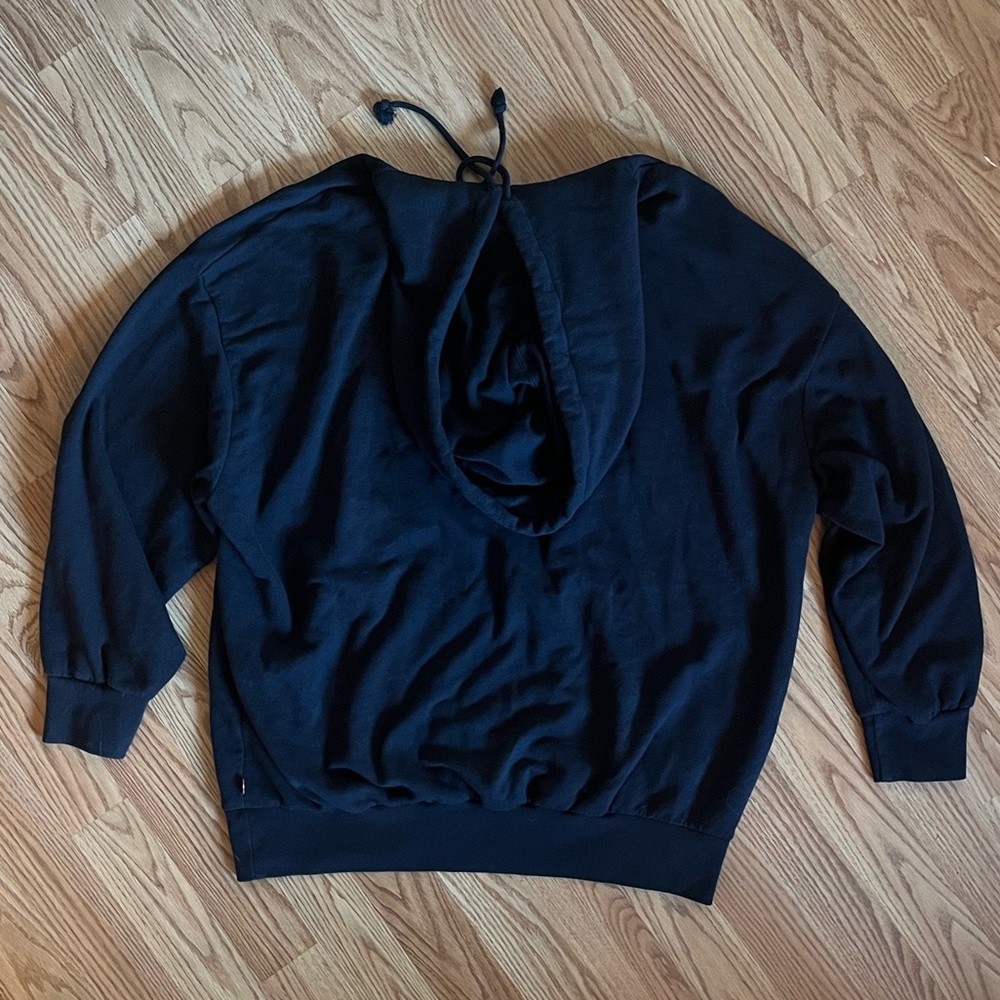Oversized Drop-Shoulder Levi’s Hoodie with Floral Logo Design - Picture 4 of 5